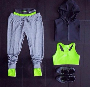 bra-outfit-legging-traiing-outfit-sneakers