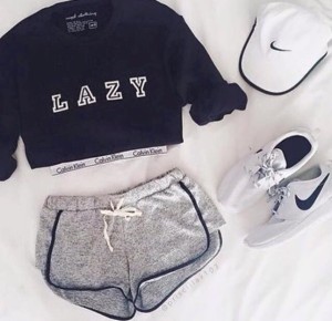 fitness-outfit-sweat-sneakers